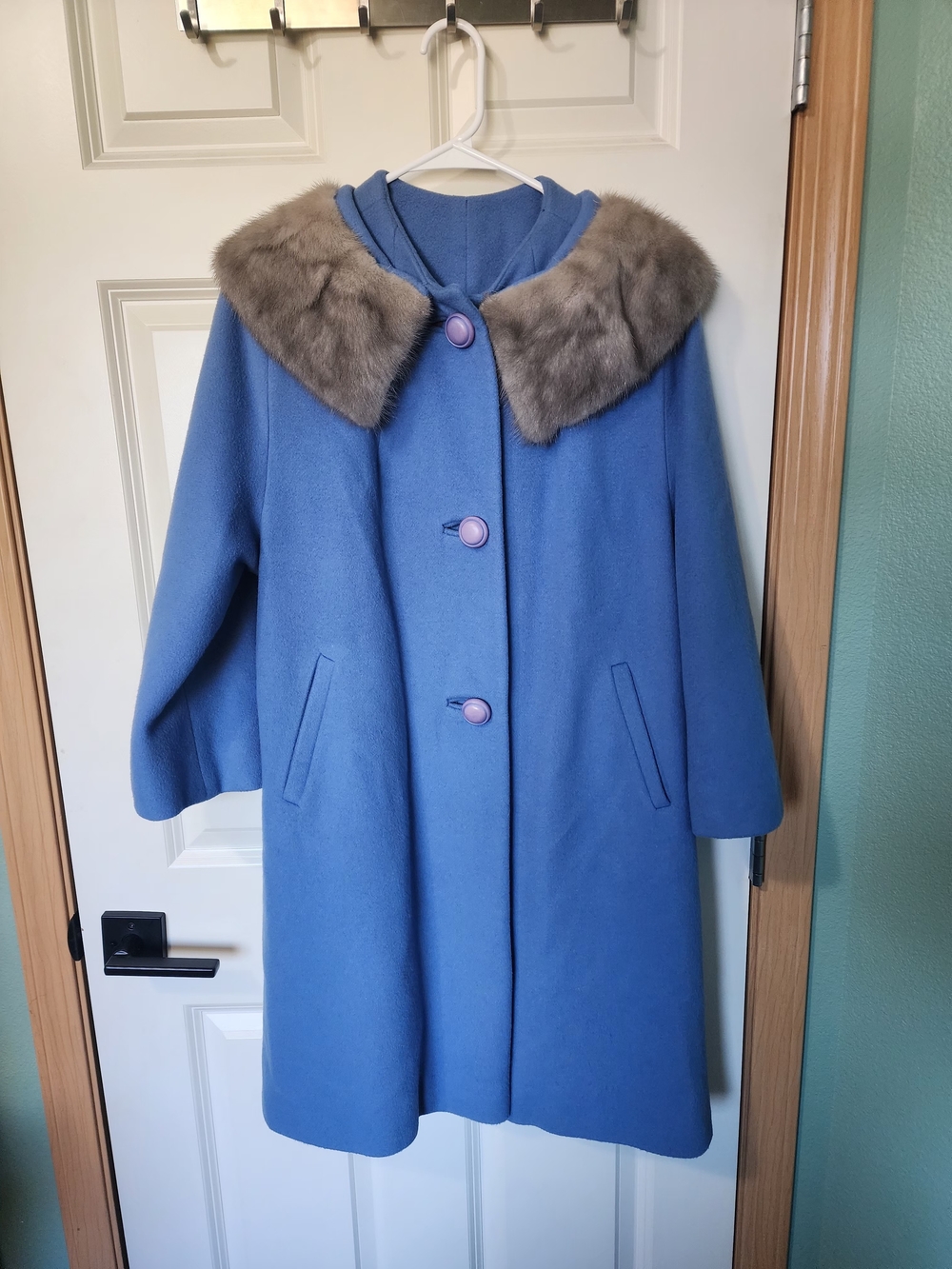 Vintage 1960s Union Made ILGWU Blue Mink Fur Collar Retro